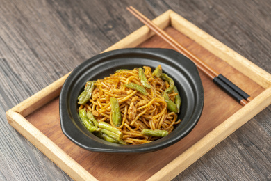 扁豆焖面摆放在木桌面上