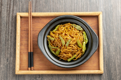 扁豆焖面摆放在木桌面上