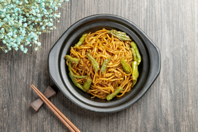 扁豆焖面摆放在木桌面上