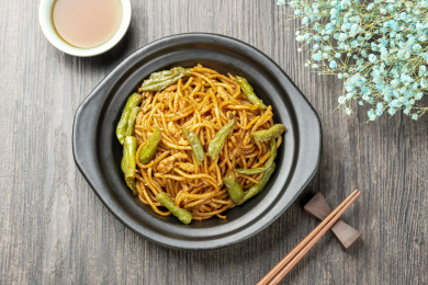 扁豆焖面摆放在木桌面上