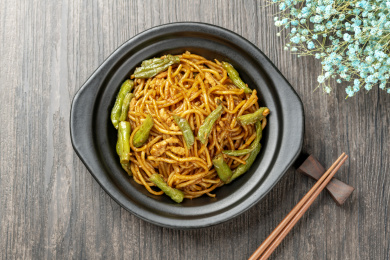 扁豆焖面摆放在木桌面上