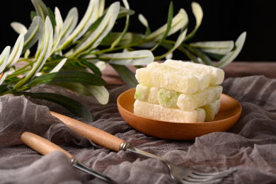 桌面上的木盘子里的美味的冬瓜糖