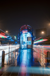 中国江苏盐城盐都区BRT城市快速公共交通站夜景