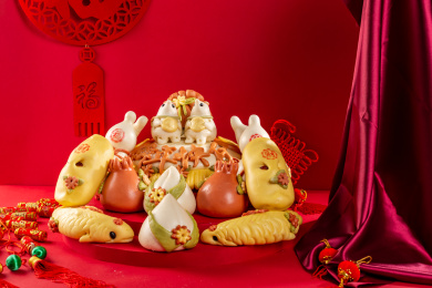 红色背景上的传统面食花饽饽