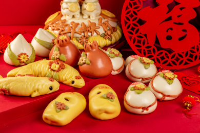红色背景上的传统面食花饽饽