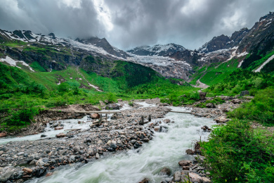 中国云南迪庆州德钦县雨崩村森林溪流自然风光