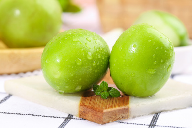 石垫上放着两个完整的云南牛奶大青枣