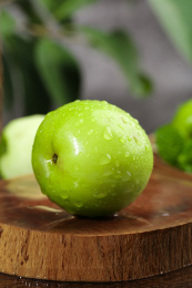 木底上放着一个完整的牛奶大青枣