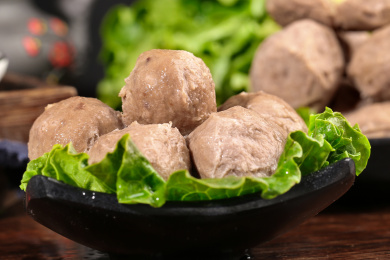 深底上放着一盘手打牛肉丸