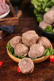 深底上放着一盘手打牛肉丸