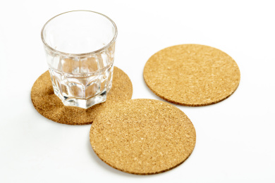 环保再生圆形软木杯垫特写白色背景