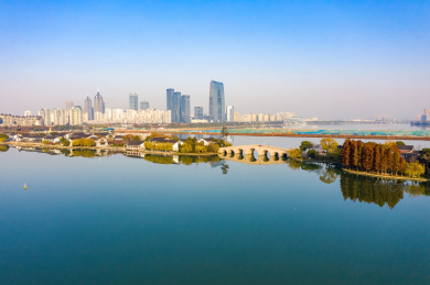 中国江苏省苏州金鸡湖景区李公堤
