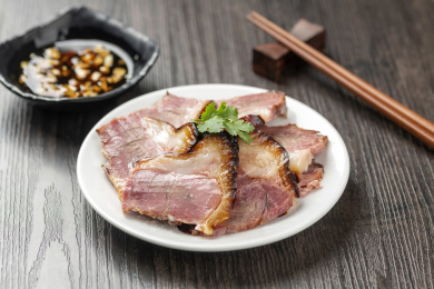 一盘酱猪肘子摆放在木桌面上