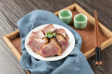 一盘酱猪肘子摆放在木桌面上