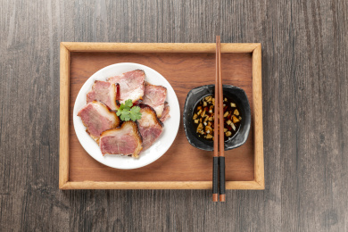 一盘酱猪肘子摆放在木桌面上