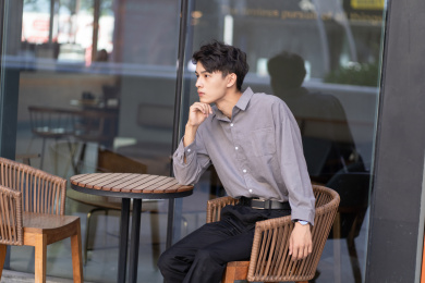 在咖啡厅发呆的商务男子