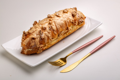 放在白色方盘上的新烤制面包