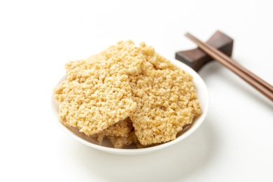 糯米锅巴特写白色背景