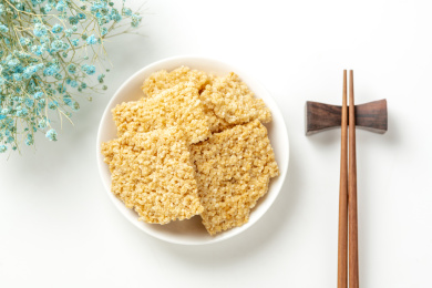 糯米锅巴特写白色背景