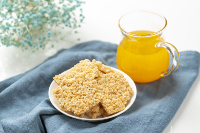 糯米锅巴特写白色背景