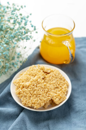 糯米锅巴特写白色背景