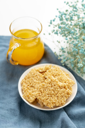 糯米锅巴特写白色背景