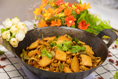 铁锅焖面香菇火腿腊肠肥肠蟹排蟹排鱼豆腐豆