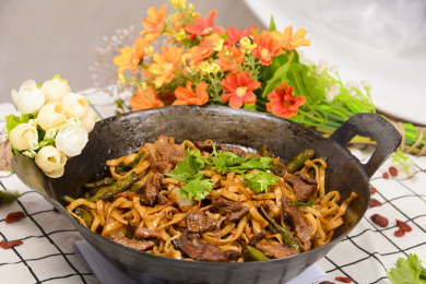 铁锅焖面香菇火腿腊肠肥肠蟹排蟹排鱼豆腐豆