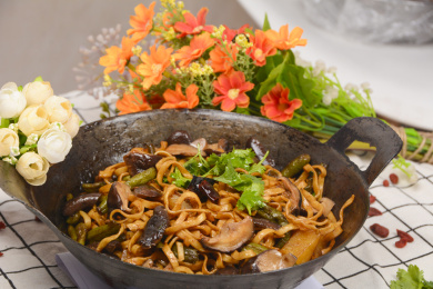 铁锅焖面香菇火腿腊肠肥肠蟹排蟹排鱼豆腐豆