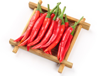 木垫上放着一堆朝天椒