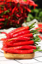 格子底上放着一盘新鲜朝天椒