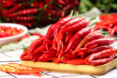 格子底上放着一盘新鲜朝天椒