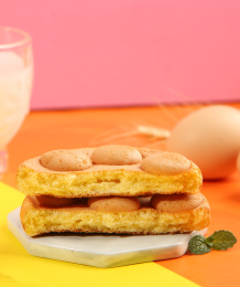 石垫上放着两半块港式鸡蛋仔蛋糕