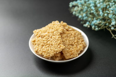 传统小吃锅巴特写黑色背景