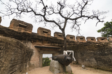 漳州南炮台内部的铁炮和枯树，中国福建