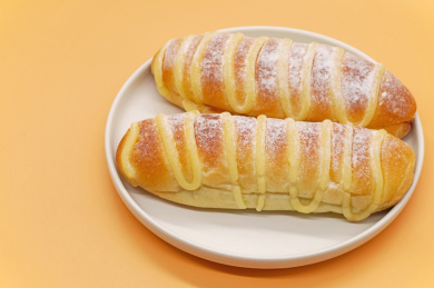 美味的两块面包早餐和牛奶特写