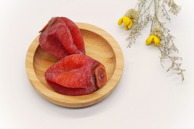 白色背景中美味的干柿子特写