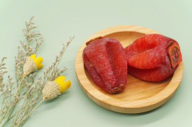 绿色背景中美味的干柿子特写