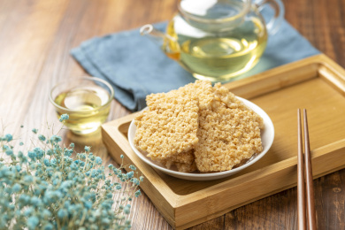 一盘锅巴摆放在木桌面上特写