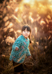 身穿花棉袄喂牛的小女孩