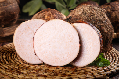 草编垫上放着一堆荔浦大芋头和切面的芋头