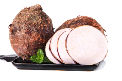 白底盘子里放着芋头和切片的荔浦芋头