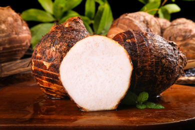 木底上放着两个完整的荔浦芋头和一块紫藤芋