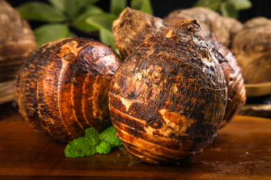 木底上放着三个荔浦芋头