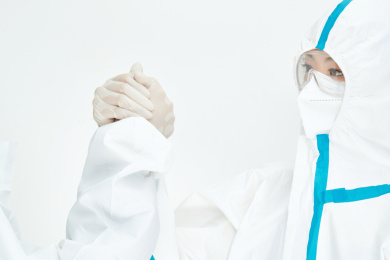 穿白色防护服佩戴护目镜口罩的女性医疗人员