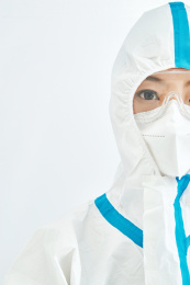 穿白色防护服佩戴护目镜口罩的医疗人员特写