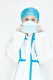 示范口罩佩戴重要性及正确性的防护医疗人员