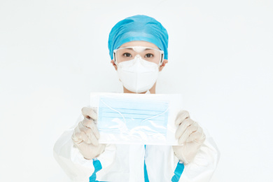 示范口罩佩戴重要性及正确性的防护医疗人员