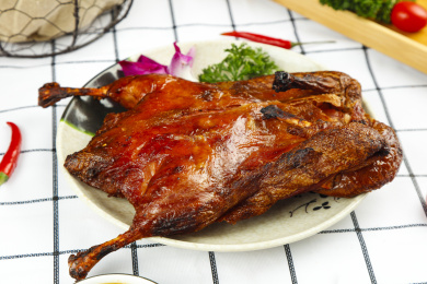格子底上放着一盘香酥烤鸭
