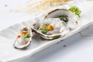 精美餐具装的铁板香煎带壳生蚝